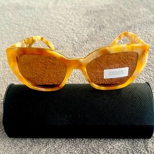 Prada Logo Acetate Butterfly Sunglasses / Brown 🤎